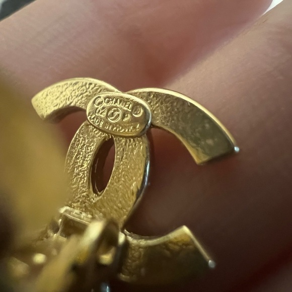 CHANEL Vintage Gold CC Logo Heart Dangle Clip On Earrings - Picture 6 of 9